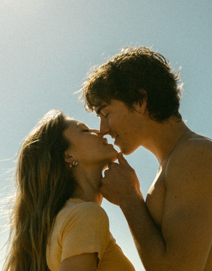 Couple proche, lumière douce