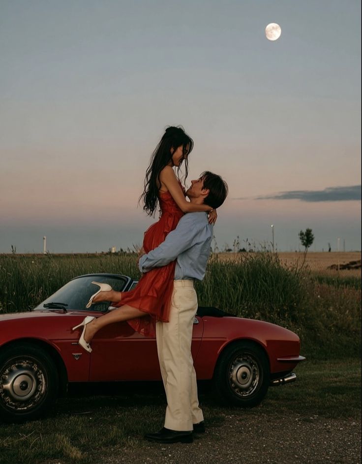 Un couple près d'une voiture au crépuscule