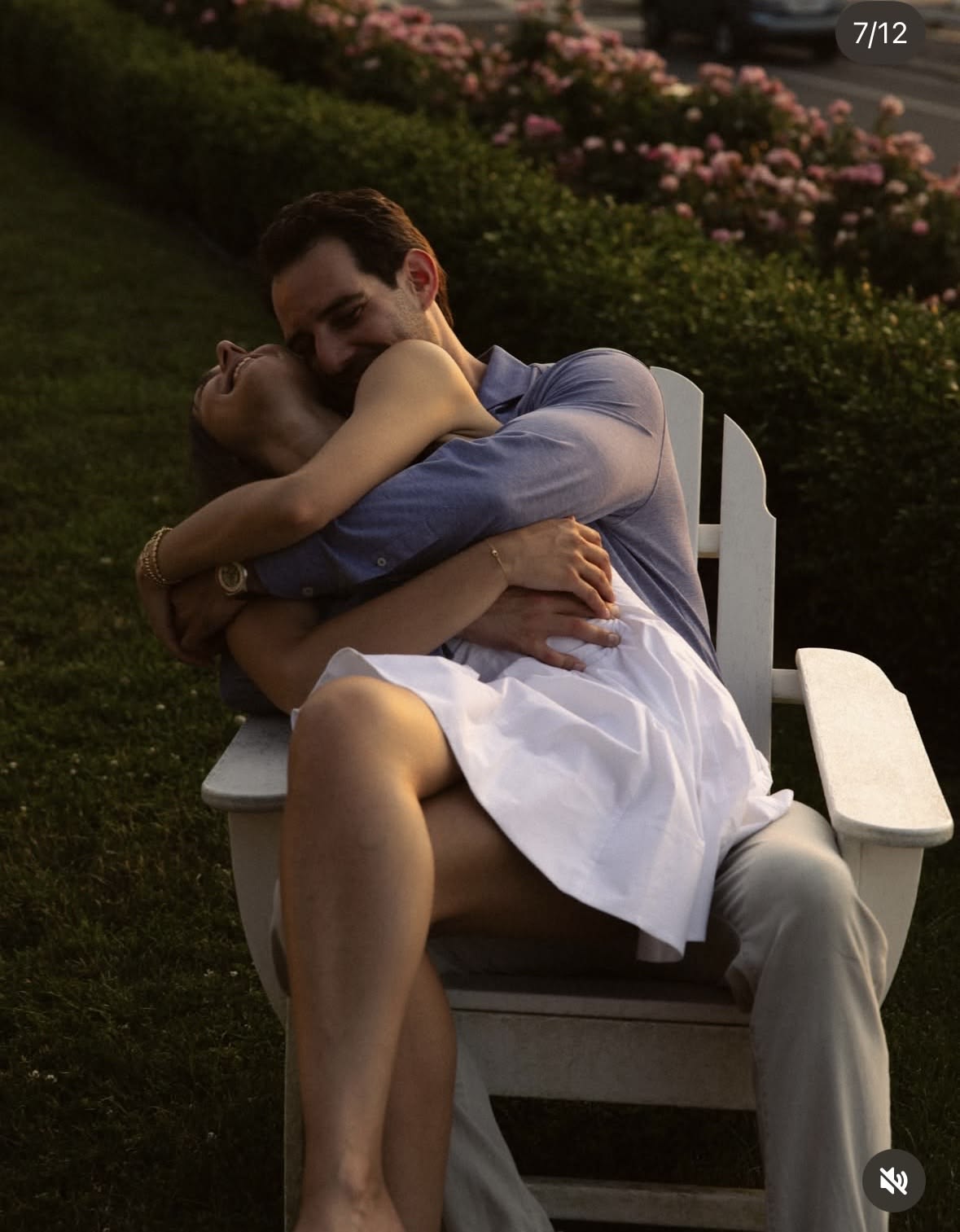 Un couple rit dans un jardin